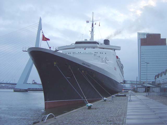 Cruiseschip ms Queen Elizabeth II van Cunard Line aan de Cruise Terminal Rotterdam